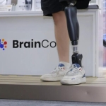 BrainCo智能仿生踝新品亮相广交会，助力下肢截肢者行动更自然